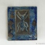 Kovakuoriainen - sininen koristelaatta - rakukeramiikka, koristelaatta, kovakuoriainen, hyönteinen, keramiikkalaatta, laatta