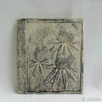 Kukkakuvioinen koristelaatta - rakukeramiikka, koristelaatta, kukkakuvio, kukat, kukka, väriminttu