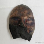 Rikkoutunut naamio - keramiikkanaamio, naamio, keraaminen, paperisavitekniikka, paperinkierrätys