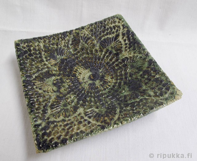 Pitsilautanen - kivitavarakeramiikka, pitsilautanen, pitsikuvio, keraaminen, koriste-esine, koristelautanen